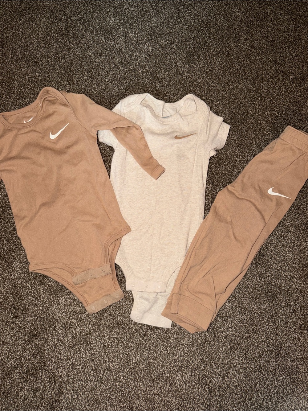 Nike Baby Bodysuit & Pants Set in Beige and Cream
